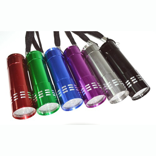 LAMPE DE POCHE EN METAL 9 DEL - ASSORTIES- 3 BATTERIES AAA INCLUSES & REMPLAÇABLES