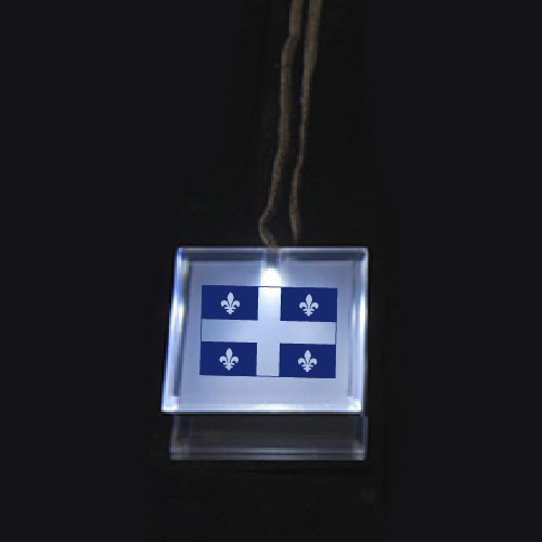 BADGE DEL CARRE AVEC LOGO DRAPEAU DU QUEBEC - BLANC - 3 BATTERIES AG13 INCLUSES & REMPLAÇABLES